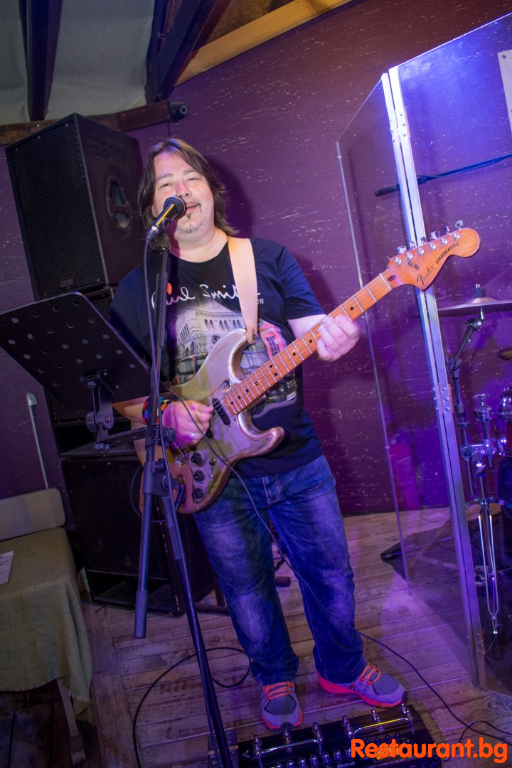 Live MUSIC by WHATS UP Band