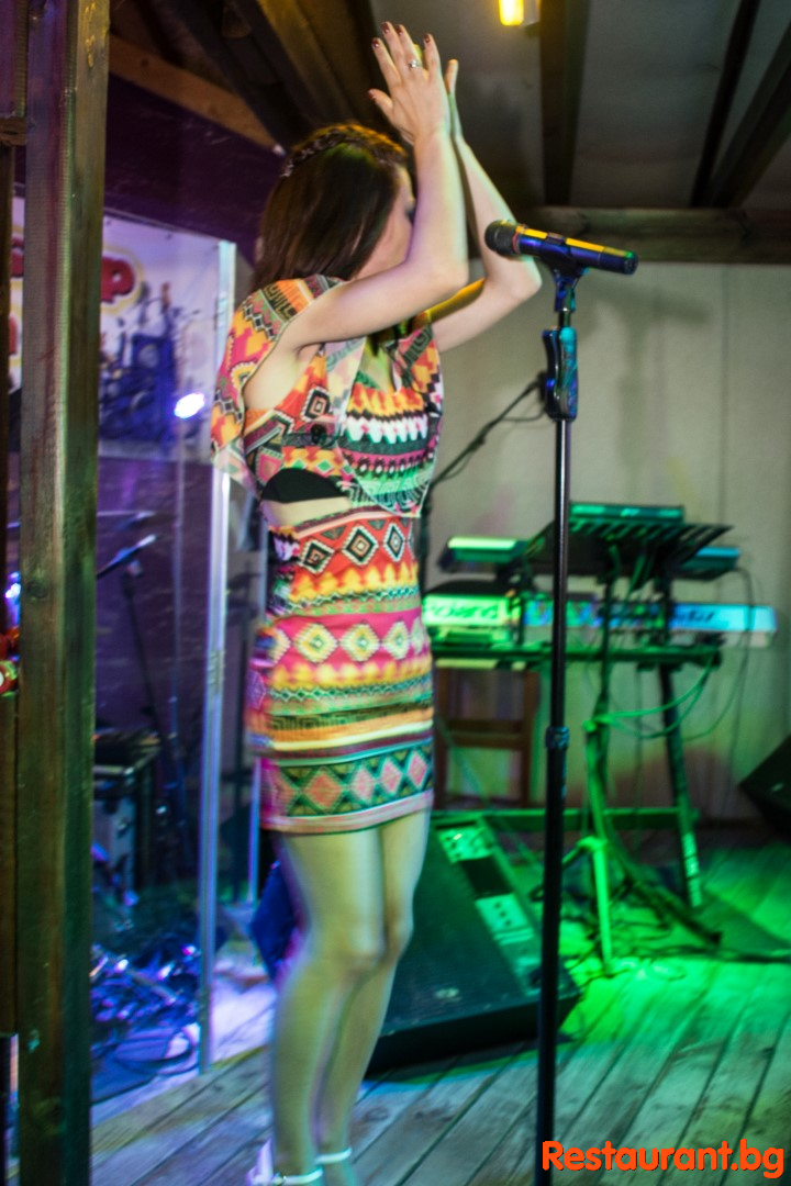 Live MUSIC by WHATS UP Band