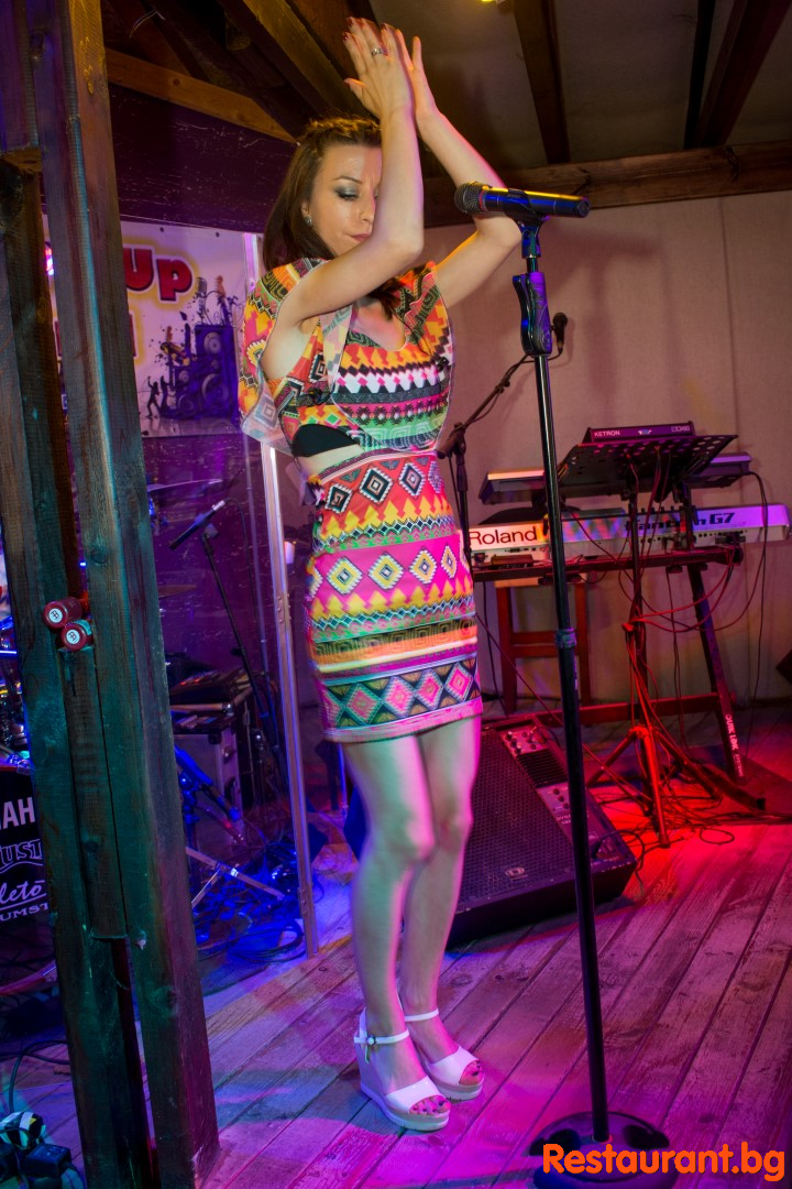 Live MUSIC by WHATS UP Band