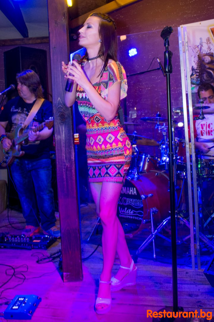 Live MUSIC by WHATS UP Band