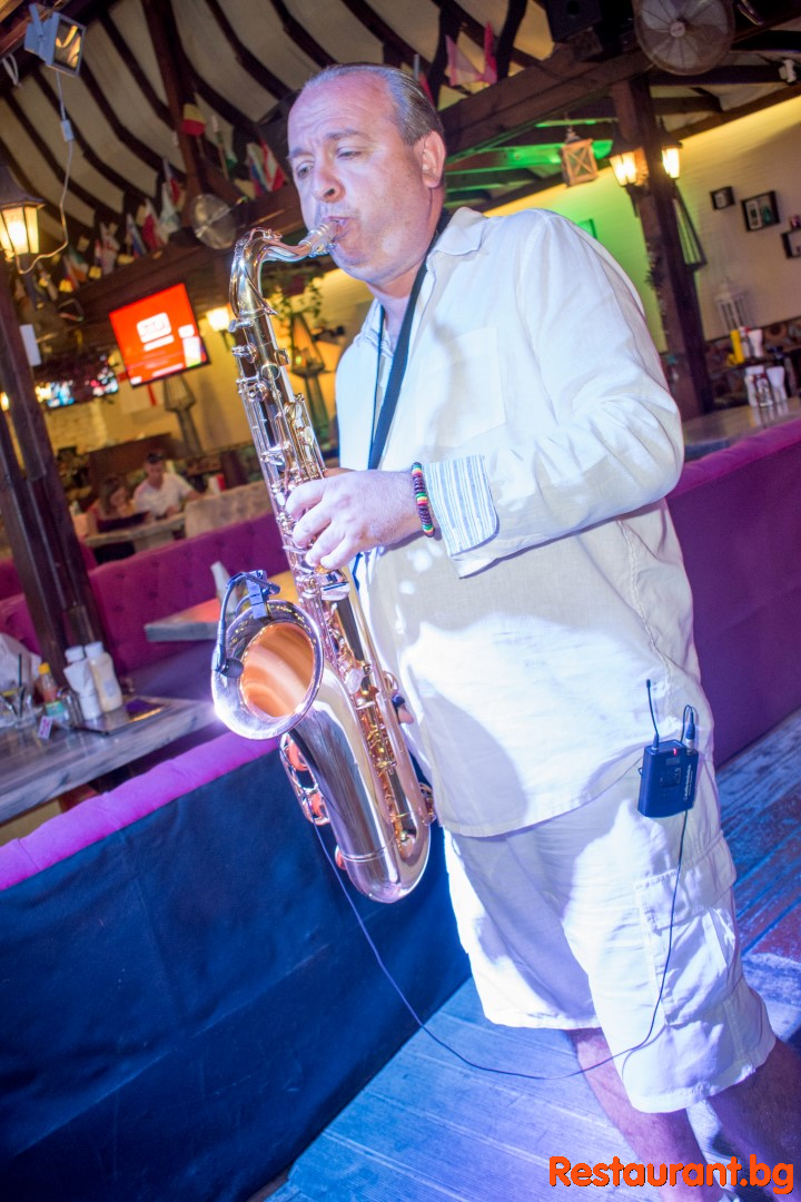Live MUSIC by WHATS UP Band
