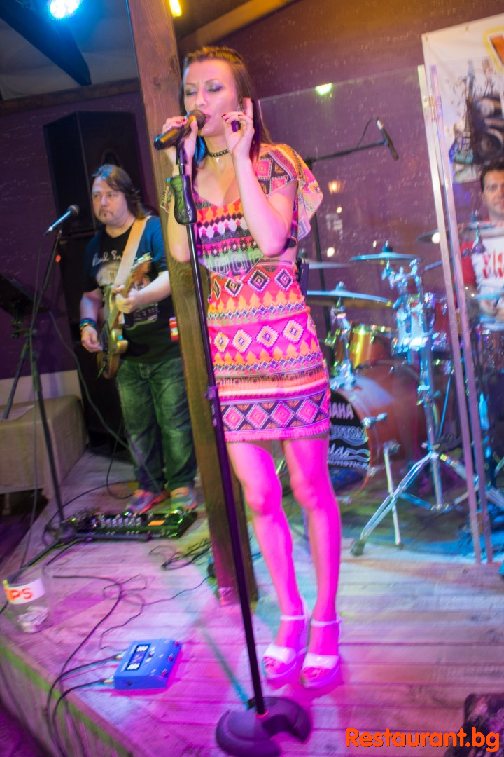 Live MUSIC by WHATS UP Band