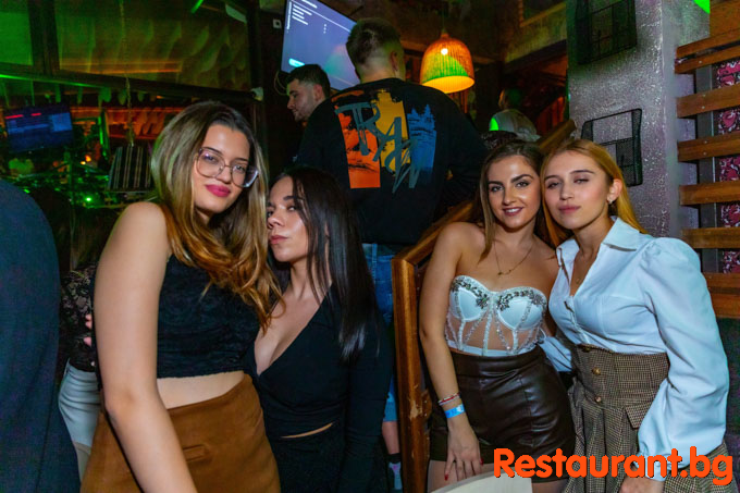 Students Party with SIMONA 2025