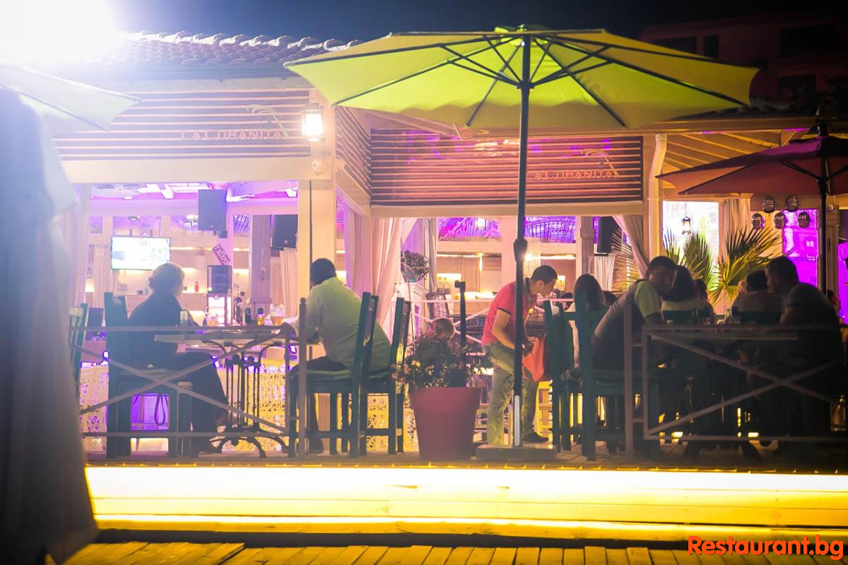 LA CUBANITA EN EL MAR by Night