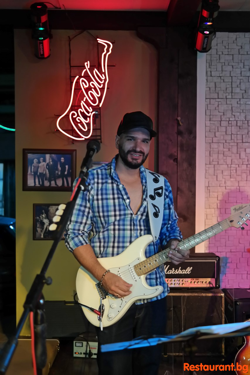 Live Music & DJ