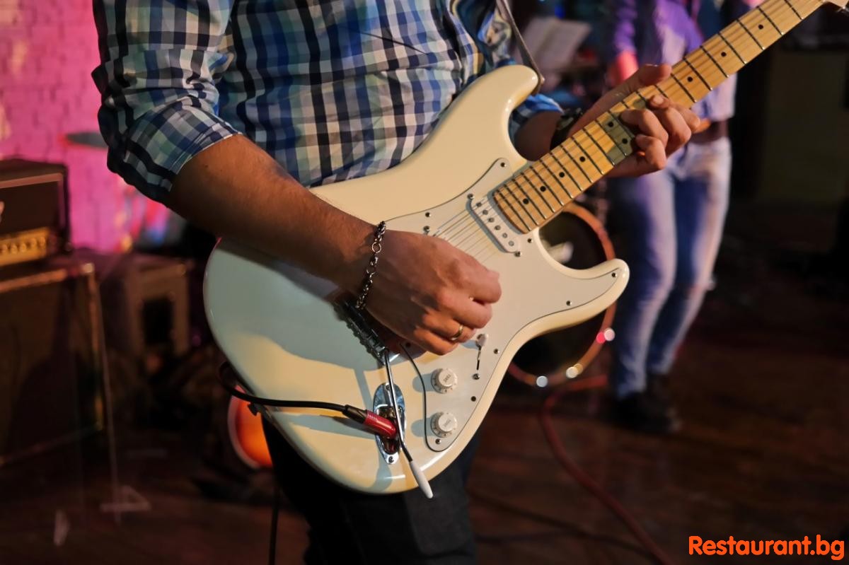 Live Music & DJ