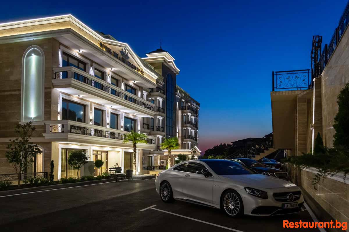 ONYX by Night