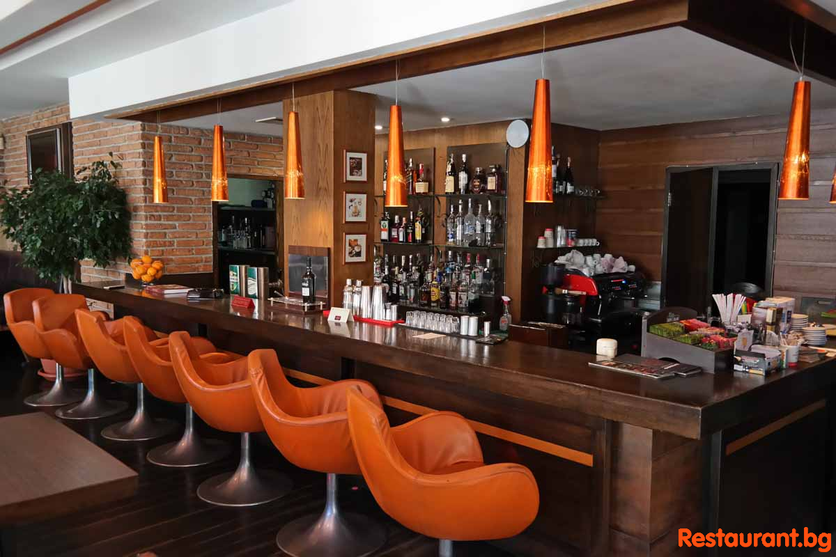 Bar &amp; Dinner BOULEVARD