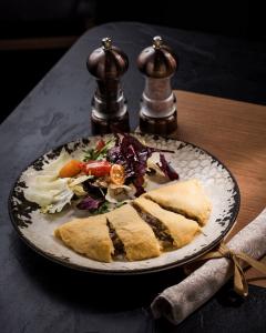 Гладни ли сте за нещо вкусно и различно днес ? Дневното меню в C’est La Vie е тук !